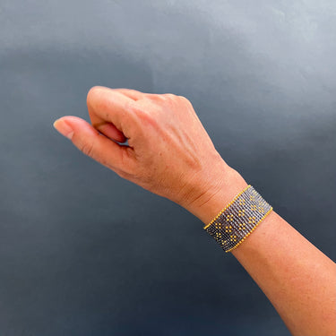 Brazalete Telar Dorado Medio Miniflor Plata Pavonada